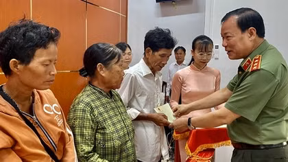 Thượng tướng Lê Tấn Tới trao quà Tết cho người dân 6 xã biên giới Tây Ninh
