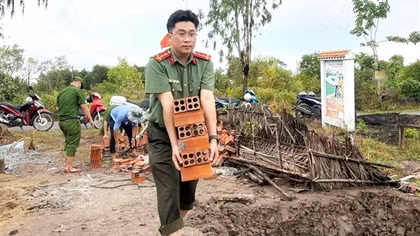 Công an Cà Mau “vượt nắng, thắng mưa” xây dựng nhà tình nghĩa