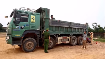 Hà Nội kiểm tra, cắt thùng xe cơi nới để dẹp quá tải từ gốc