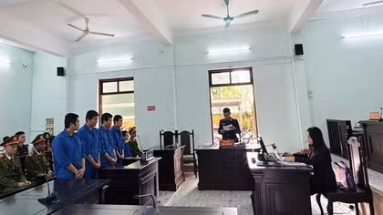 Nhóm trai làng chia nhau 29 năm tù vì lên phố... “bay lắc”