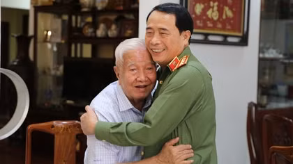 Thứ trưởng Lê Quốc Hùng thăm hỏi, chúc Tết gia đình các đồng chí nguyên lãnh đạo Bộ Công an