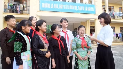 Hỗ trợ tiền ăn và kinh phí mua đồng phục cho học sinh trường phổ thông nội trú