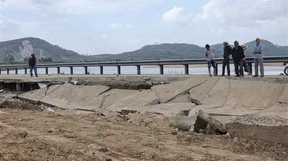 Khám nghiệm điều tra vụ sập "hàm ếch" bờ kè bên sông Ba khiến 4 người tử nạn