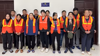 Thuê người cảnh giới, tổ chức đánh bạc trên sông Hồng