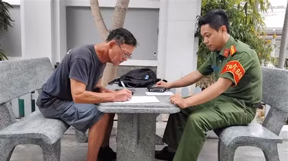 Du khách người Pháp cảm ơn tinh thần trách nhiệm của Công an phường ở Khánh Hòa