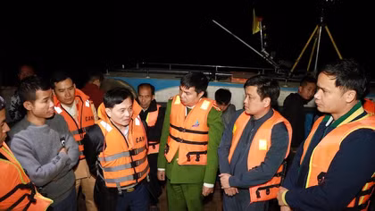 Công an tỉnh Lào Cai xuyên đêm tìm kiếm, cứu nạn, cứu hộ các nạn nhân trong vụ lật thuyền