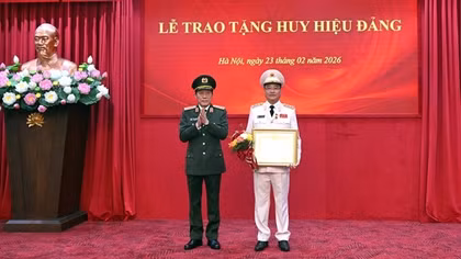Trao Huy hiệu 30 năm tuổi Đảng tặng Thứ trưởng Phạm Thế Tùng