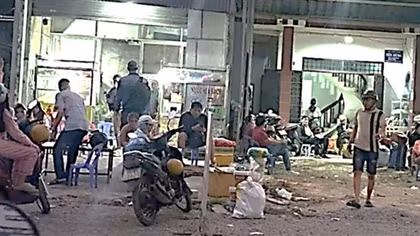 Một phường có tới 35 nhà xe mở điểm bán vé, đón khách và giao nhận hàng