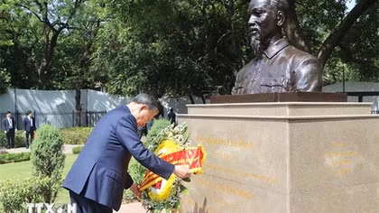 Tổng Bí thư, Chủ tịch nước đặt vòng hoa tại Khu tưởng niệm Mahatma Gandhi và Tượng Chủ tịch Hồ Chí Minh