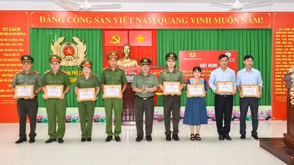 Tủ sách hướng thiện - cầu nối hoàn lương cho những con người lầm lỡ