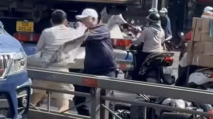 "Đầu bạc" ẩu đả "đầu xanh" chỉ vì xin mà không được nhường đường