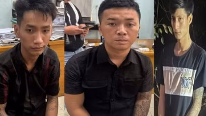 Hai cô gái đi trên đường bị 3 đối tượng chặn cướp xe máy