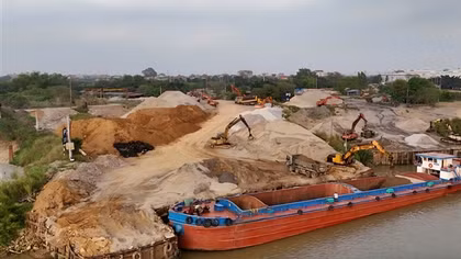 Hà Nội: Cần làm rõ trách nhiệm việc để bến bãi và trạm trộn bê tông hoạt động không phép, lấn sông