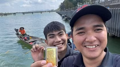 Tìm thấy lượng vàng thứ hai của người dân đánh rơi xuống sông Hương