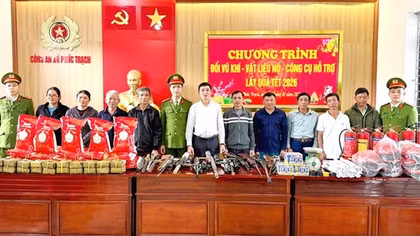 Mang súng đến trụ sở Công an xã đổi... bánh chưng