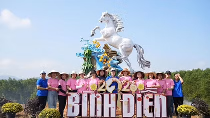 Linh vật Xuân Bính Ngọ 2026 xuất hiện trên đồi Chuông Gió ở Cố đô Huế