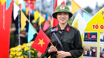 Cô giáo người Mường lên đường thực hiện nghĩa vụ tham gia Công an nhân dân