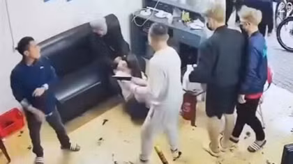 Khởi tố nhóm đối tượng dùng súng đe dọa, đánh con nợ đòi 10 triệu đồng