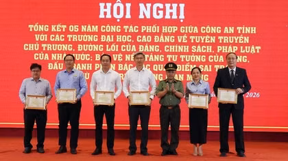 Nâng cao nhận thức của sinh viên trong đấu tranh, bảo vệ nền tảng tư tưởng của Đảng