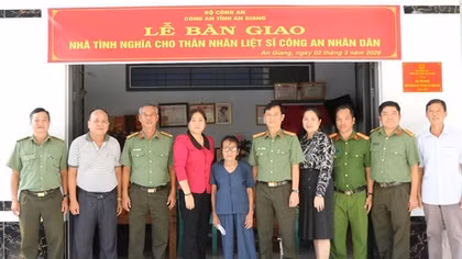 Bàn giao Nhà tình nghĩa tặng thân nhân Liệt sĩ CAND