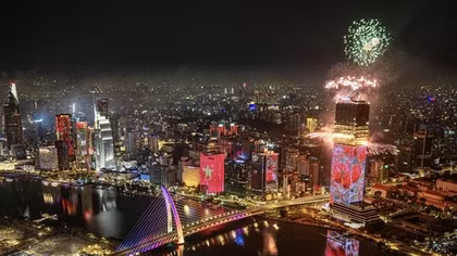TP Hồ Chí Minh đón năm mới trong những tràng pháo hoa lung linh