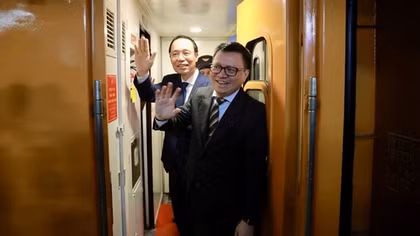 “Chuyến tàu Hạnh phúc” rời ga Hà Nội trước thời khắc Giao thừa