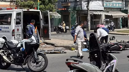 Va chạm với xe máy băng qua đường, 3 người thương vong