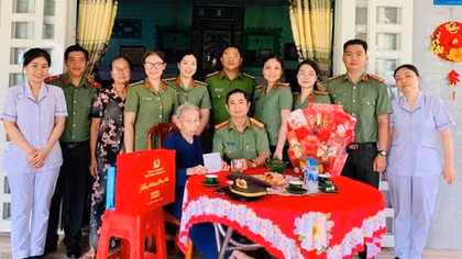 Công an TP Hồ Chí Minh tặng quà, chúc Tết Mẹ Việt Nam anh hùng