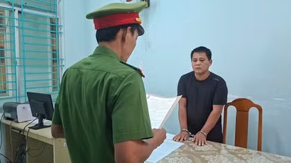 Bắt đối tượng nhậu say gây rối, cản trở và đập phá xe cứu thương