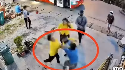 Mâu thuẫn vì mở nhạc to trên xe buýt, 1 người bị đâm tử vong
