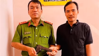 Tình cờ nhặt được vũ khí quân dụng, người dân trình báo Công an