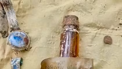 Phát hiện hài cốt liệt sỹ có lọ đựng mảnh giấy mang tên Nguyễn Minh Thuận
