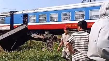 Tàu lửa tông xe công nông băng qua đường ngang tự mở, ba ông cháu thương vong