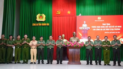 Trao tặng Công an các đơn vị, địa phương ở Khánh Hòa 100 tượng chân dung Chủ tịch Hồ Chí Minh