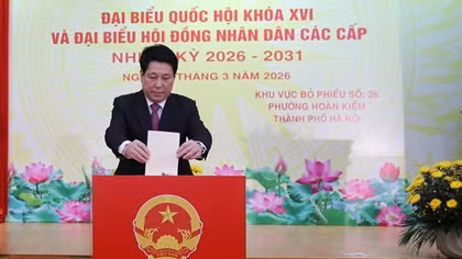 Chủ tịch nước Lương Cường bỏ phiếu tại khu vực bỏ phiếu số 26, phường Hoàn Kiếm, Hà Nội