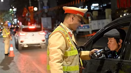 CSGT Hà Nội đồng loạt kiểm tra nồng độ cồn, phát hiện 85 tài xế vi phạm