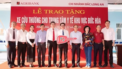 Agribank Chi nhánh Bắc Long An trao tặng xe cứu thương