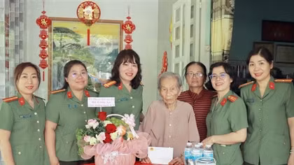 Bệnh viện 30-4 tặng quà tri ân các Mẹ Việt Nam Anh hùng