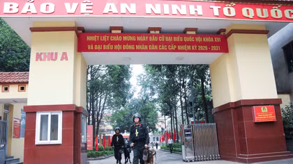 Cảnh sát cơ động sẵn sàng bảo vệ an ninh bầu cử