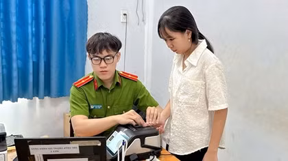 Công an Tây Ninh cấp căn cước, định danh điện tử cho người dân xa quê dịp Tết
