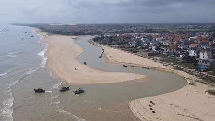 Ngư dân xót xa khi cửa biển bị bồi lấp chặn lối ra vào