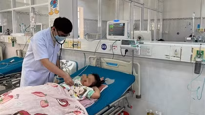 Lọc máu 53 giờ liên tục, cứu sống bé gái bị ong đốt