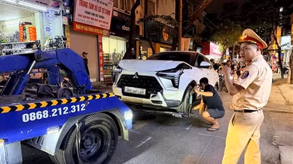 Nữ tài xế lái ô tô tông liên tiếp nhiều xe ở Hà Nội