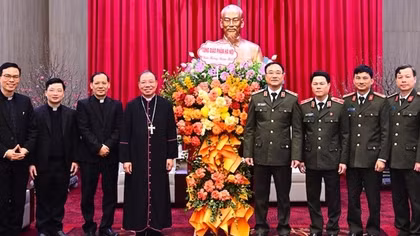 Phối hợp vận động, tuyên truyền bà con giáo dân thực hiện tốt các chủ trương, đường lối của Đảng