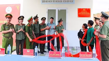Mang mùa Xuân đến với đồng bào vùng lũ