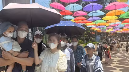 Vườn thú Hà Nội đông vui trong kỳ nghỉ lễ