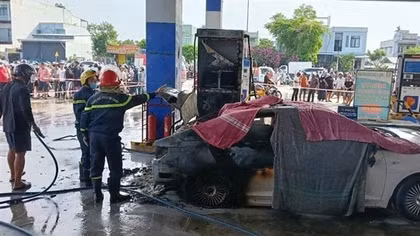 Ô tô bốc cháy khi dừng đổ xăng, 2 người tử vong