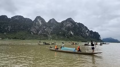 Nỗ lực tìm kiếm nạn nhân mất tích vụ lật thuyền ở Quảng Trị