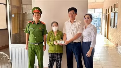 Công an xã kịp thời ngăn chặn người phụ nữ chuyển tiền cho đối tượng lừa đảo