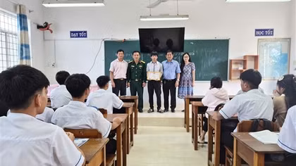 Khen thưởng đột xuất nam sinh cứu giúp phi công vụ rơi máy bay ở Đắk Lắk
